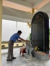 79 năm Ngày Thương binh - Liệt sĩ, thầy và trò Trường THPT Mường Nhà đã tổ chức lễ dâng hương, dâng hoa tại Bia tưởng niệm các Anh hùng Liệt sĩ xã Mường Nhà